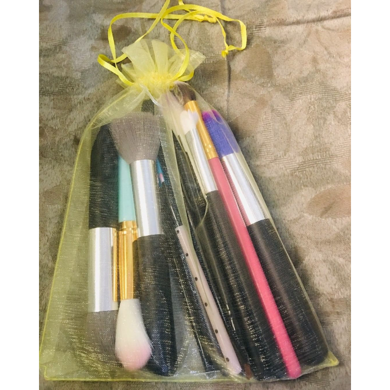 Brush set available all makeup brishes in one pouch