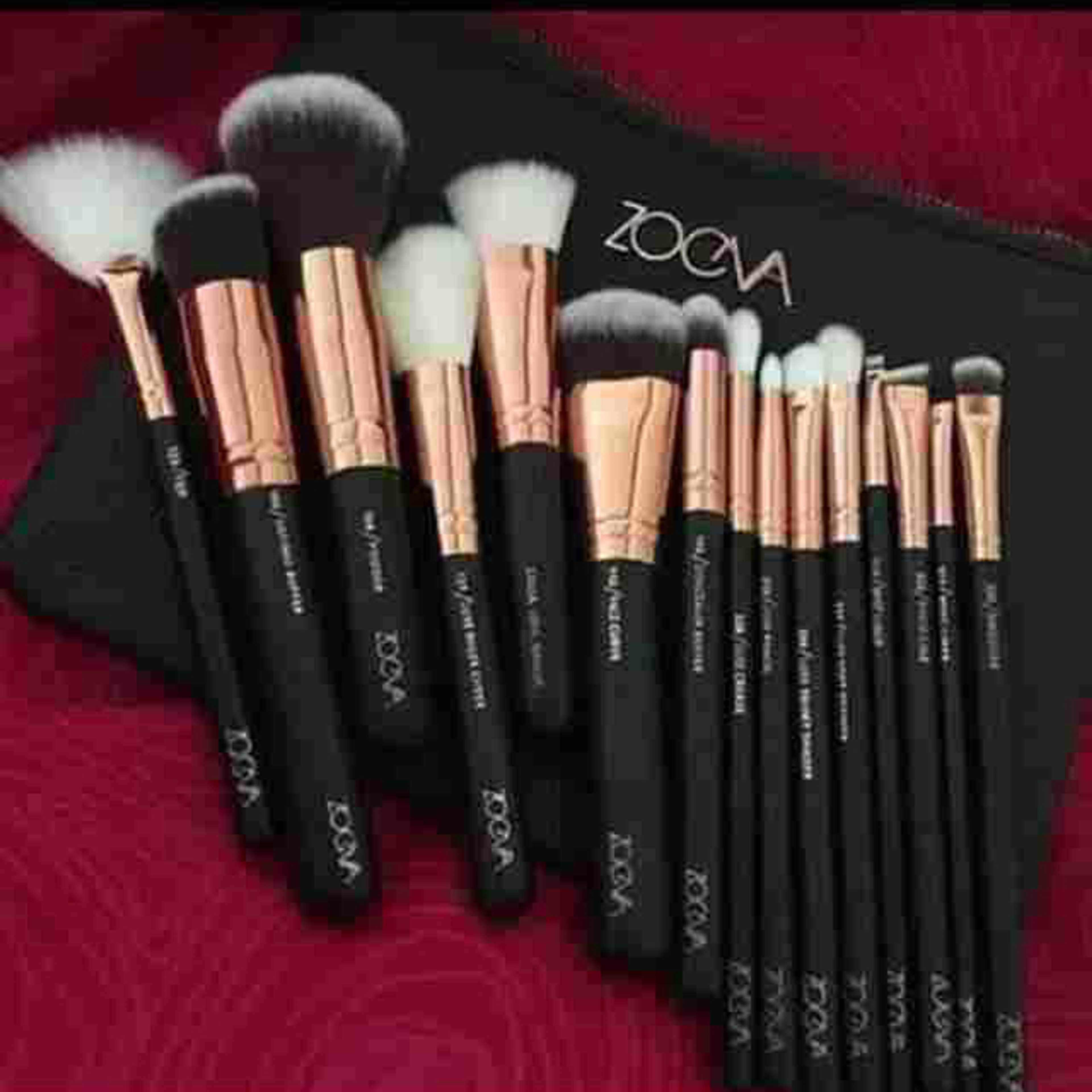 Zoeva 15 Piece Makeup Brushes With Pouch