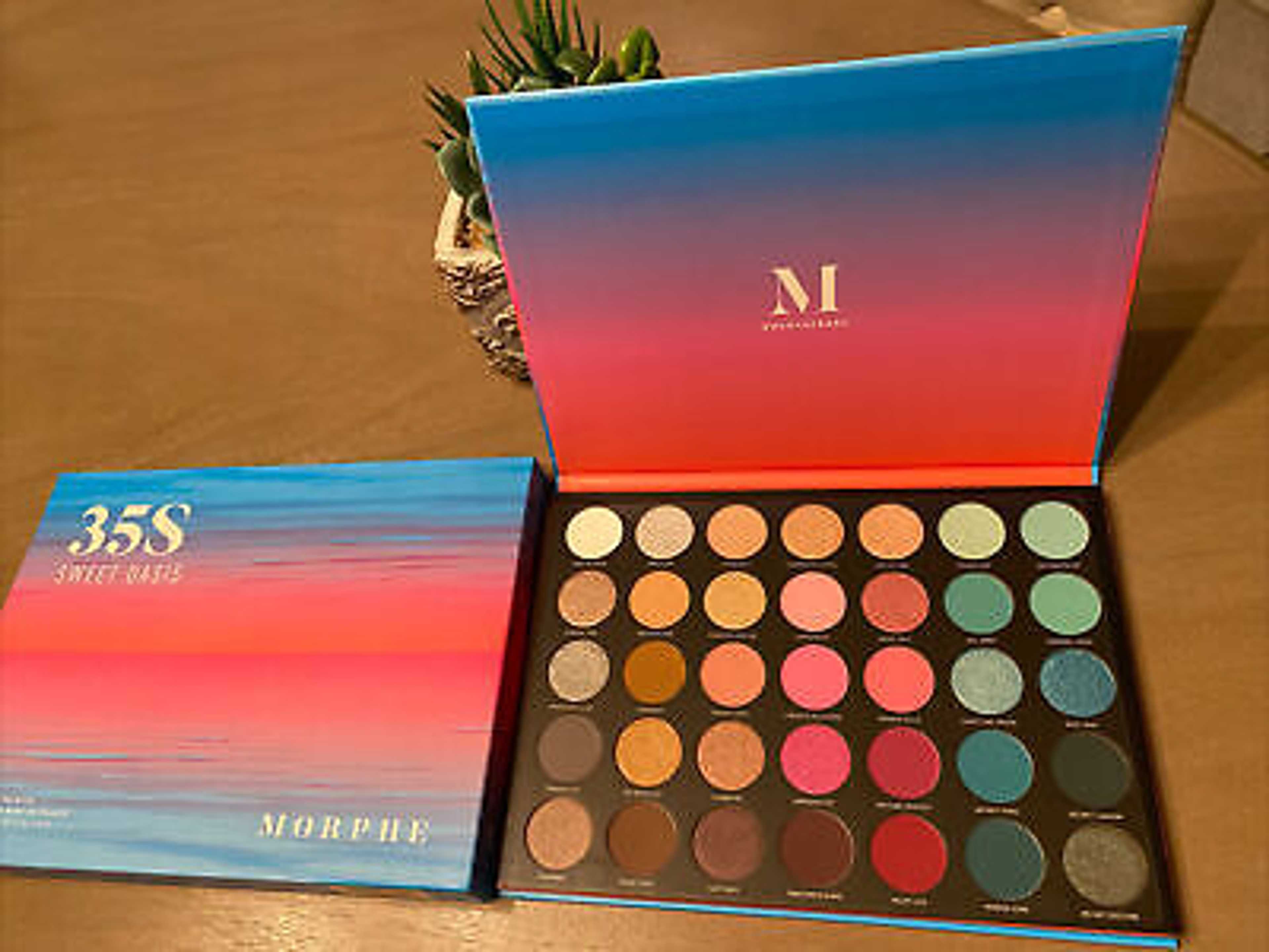 APK Glaxy Eye Shadow Pallet - Product Main Image